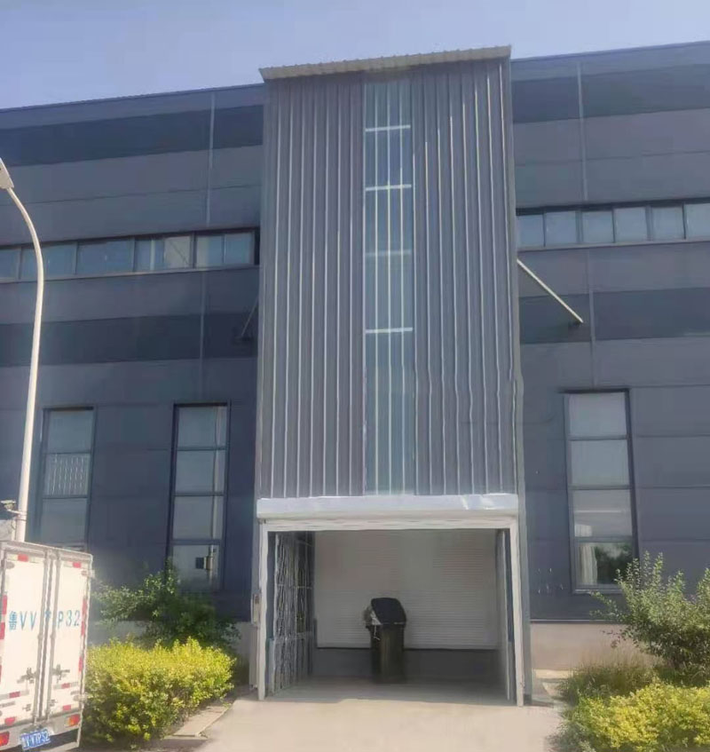 南昌室外彩鋼瓦外封導軌式升降貨梯